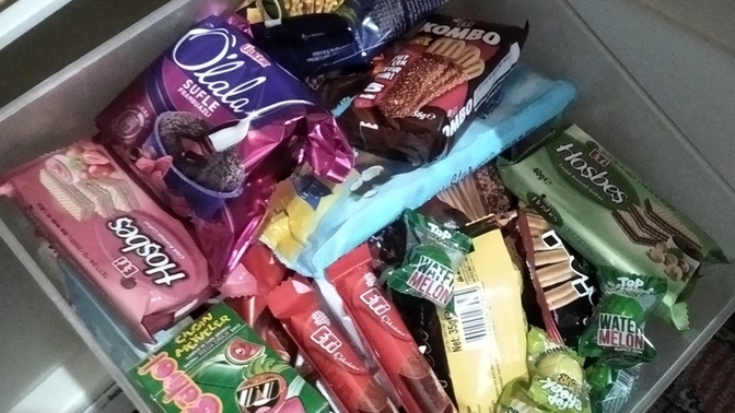 Evinde böyle abur cubur çekmecesi bulunduran var mı?