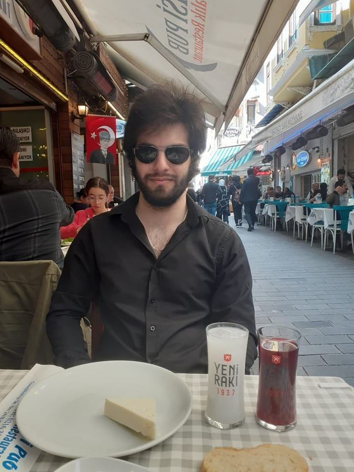 19 yaşındayım hiç bakım yapmam saç sakal karışık mağara adamı gibi geziyorum sizce erkekler bakım yapmalı mıdır?