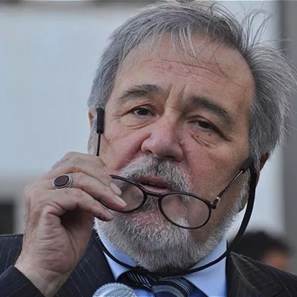 Sizce bizi en iyi tanıtan tarihçimiz hangisi?