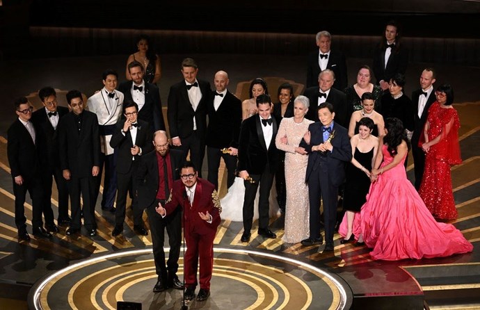 Her Şey Her Yerde Aynı Anda, En İyi Film Oscar ödülünü aldı! Filmi izlediniz mi, sizce hak etti mi?