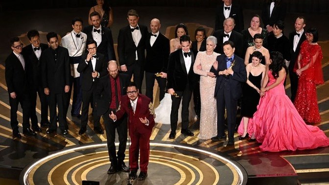 Her Şey Her Yerde Aynı Anda, En İyi Film Oscar ödülünü aldı! Filmi izlediniz mi, sizce hak etti mi?