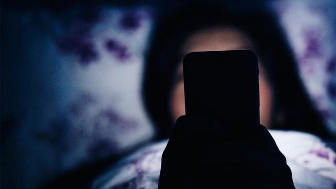 Gece gece telefonu yüzünüze, üstünüze düşürdüğünüz oluyor mu?