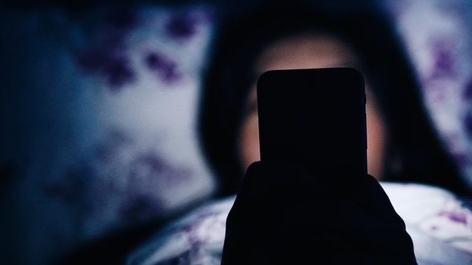 Gece gece telefonu yüzünüze, üstünüze düşürdüğünüz oluyor mu?