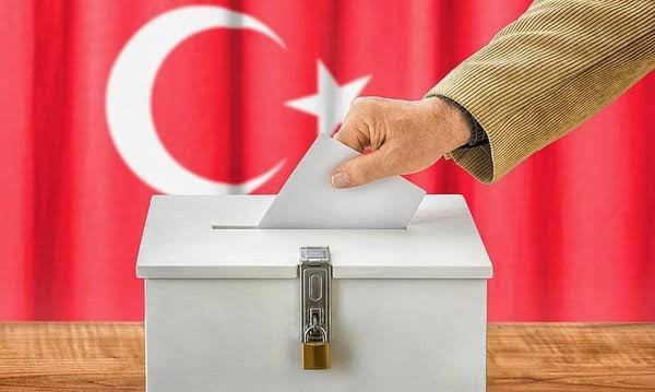 45 yaş üstündekiler oy kullanamasın. Belirli bir yaş aralığındaki insanların oy vermesi daha sağlıklı değil mi?