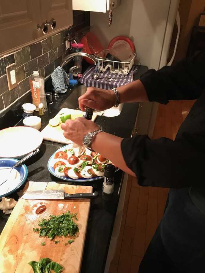 Yemek yapan erkekler çok çekici değil mi sizce?