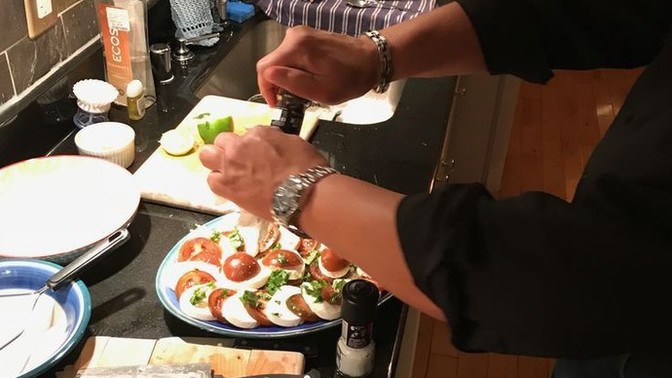 Yemek yapan erkekler çok çekici değil mi sizce?