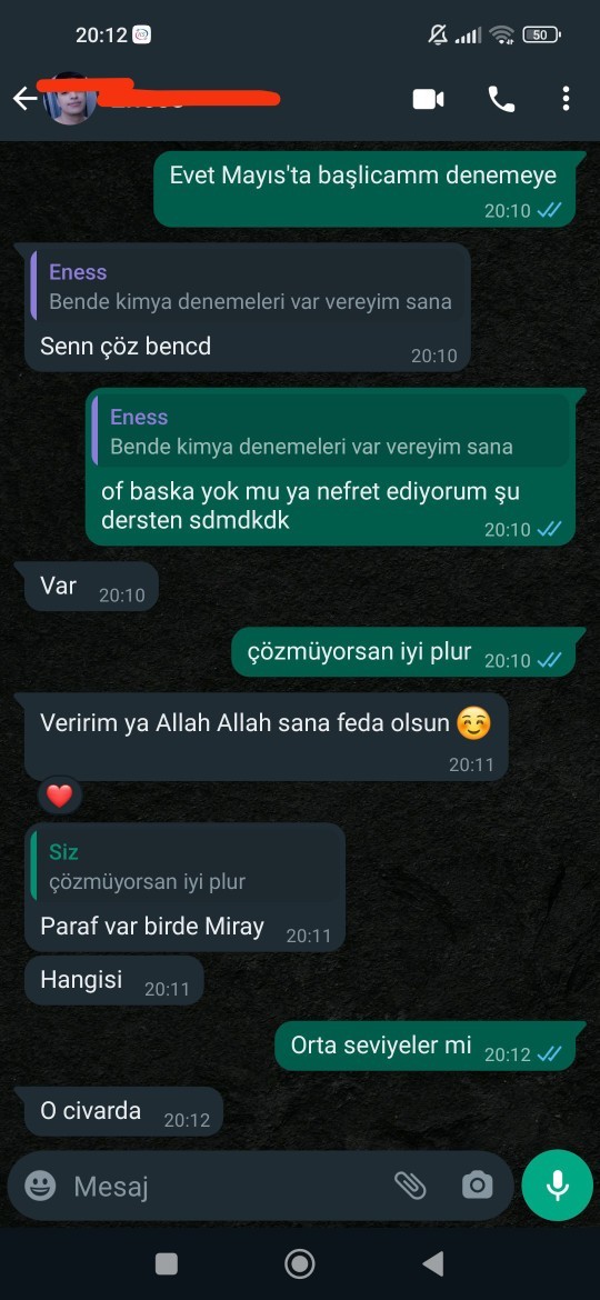 Kütüphanedeki bu çocuk bana yürüyor mu?