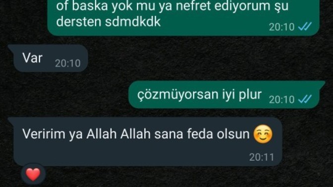 Kütüphanedeki bu çocuk bana yürüyor mu?