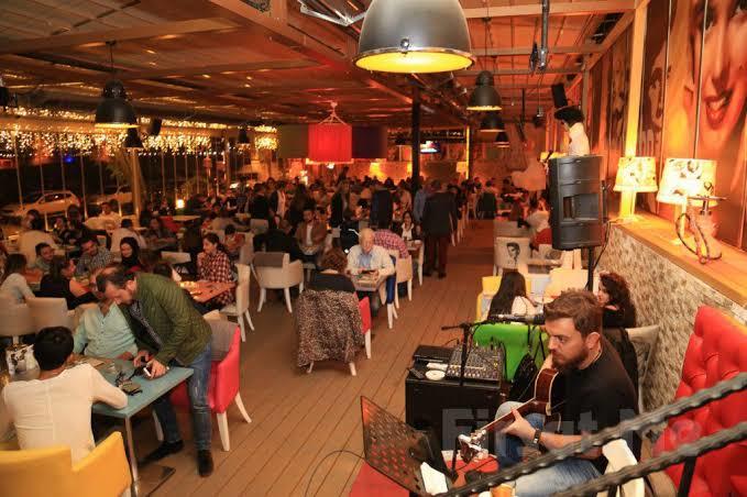 Bir kafe açacak olsanız canlı müzik olarak yerli/yabacı ve hangi müzik türüne öncelik tanırdınız?