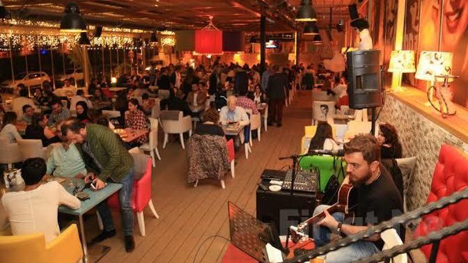 Bir kafe açacak olsanız canlı müzik olarak yerli/yabacı ve hangi müzik türüne öncelik tanırdınız?