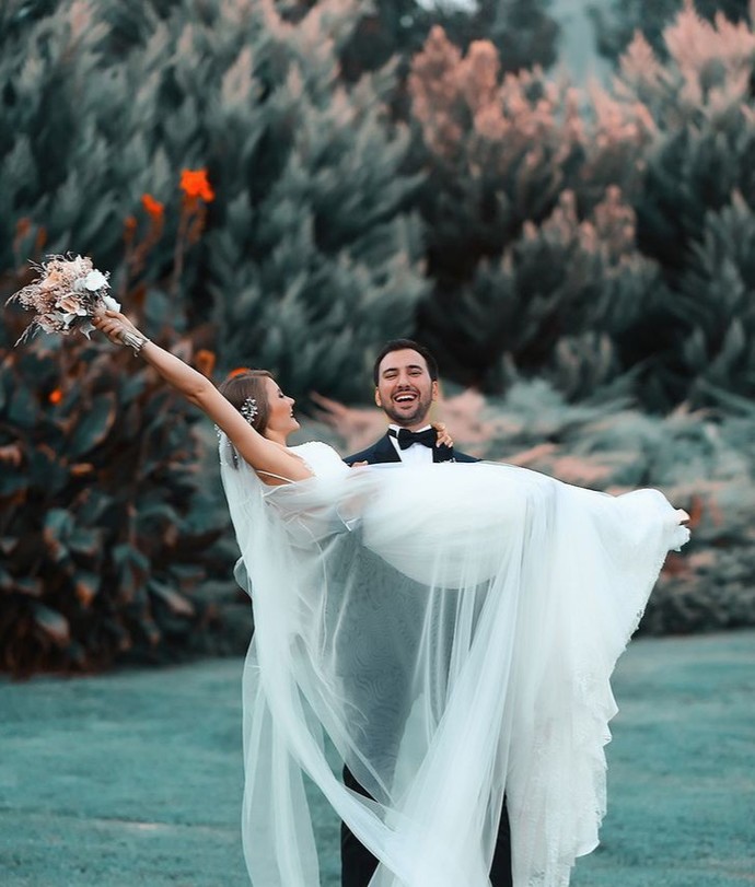 Meşhur biri olup evlenecek olsan, magazinciler seni nasıl haber yaparlar?