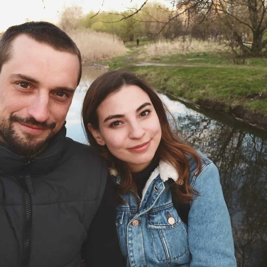 Kız arkadaşlarım kendimden 12 yaş büyük biriyle çıktığım için kızgınlar. Yaş farkı çok mu göze çarpıyor?