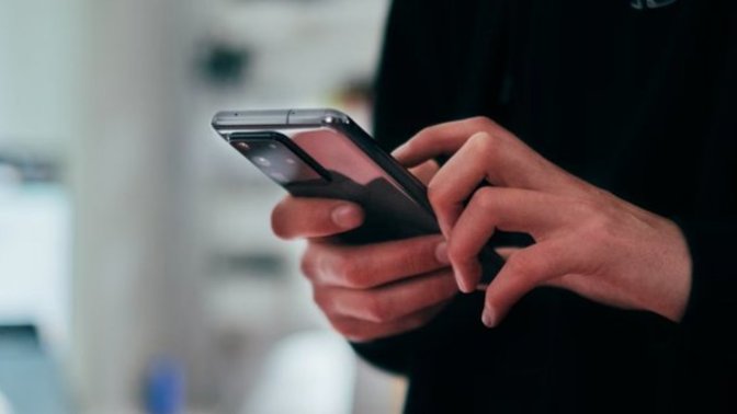 Acil arama yapmak istediğini belirten birine telefonunuzu verir misiniz?