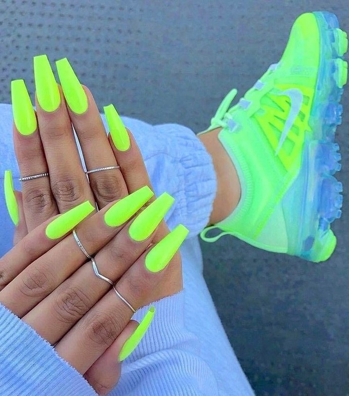 Tırnaklarda neon renkler itici mi duruyor sizce?