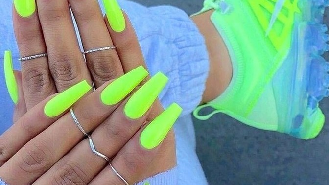 Tırnaklarda neon renkler itici mi duruyor sizce?