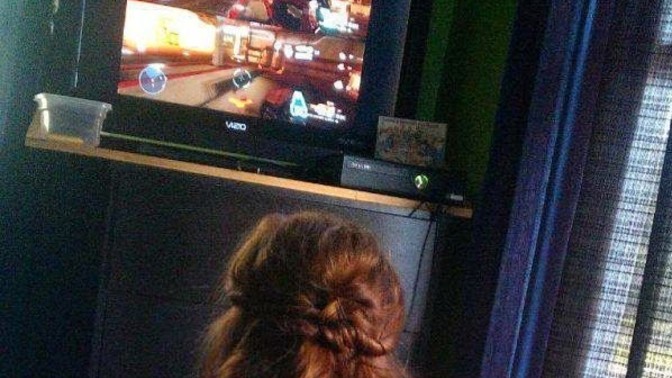 PlayStation da oyun oynarken yüzüstü yatarak mı oynarsınız yoksa düz oturarak mı?