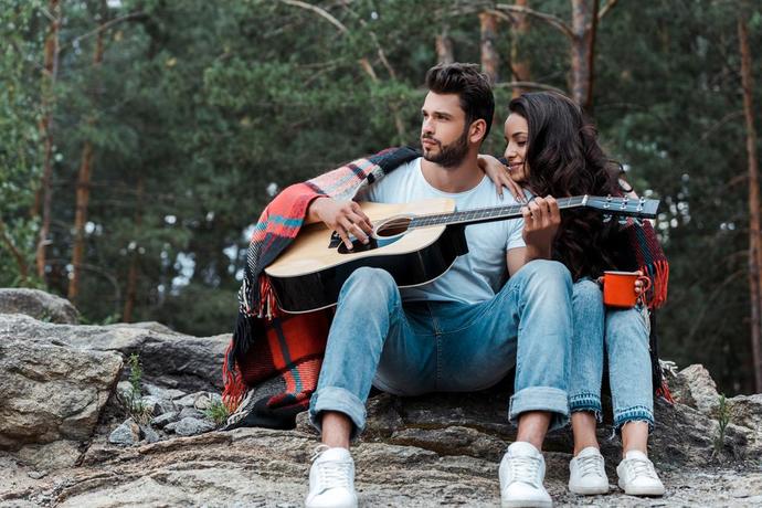 Sesi güzel olan mı yoksa müzik aleti çalan mı size daha çekici gelir?