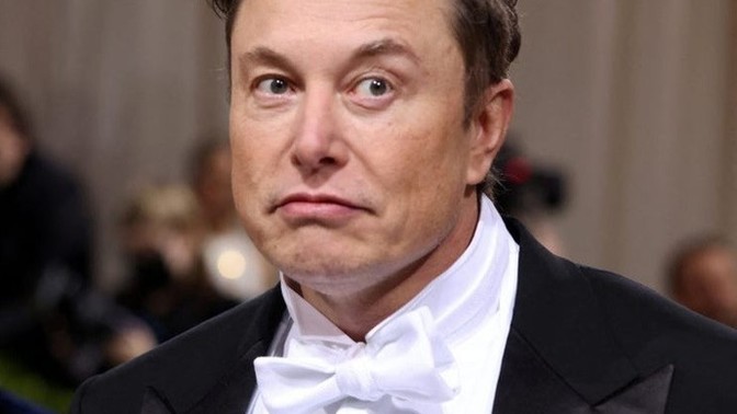 Elon Musk çok yakışıklı değil mi?