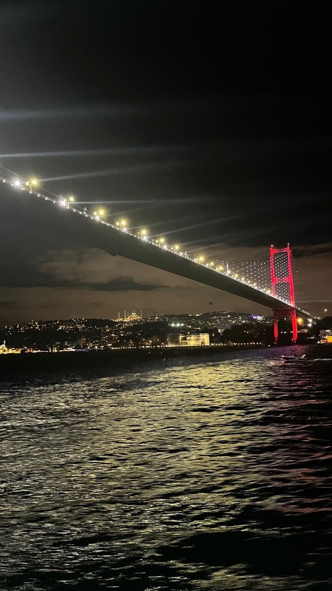 Alacalı ışıklar uzanıyor sahile, akrebi yelkovanı vuruyor tam kalbe..
