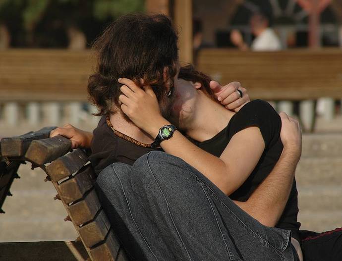Halka açık yerlerde öpüşür müsün💋?