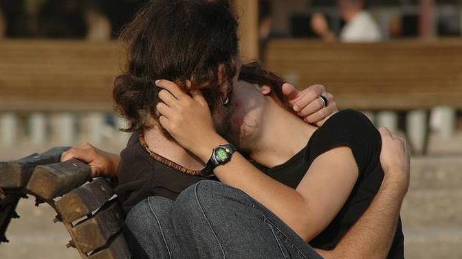 Halka açık yerlerde öpüşür müsün💋?