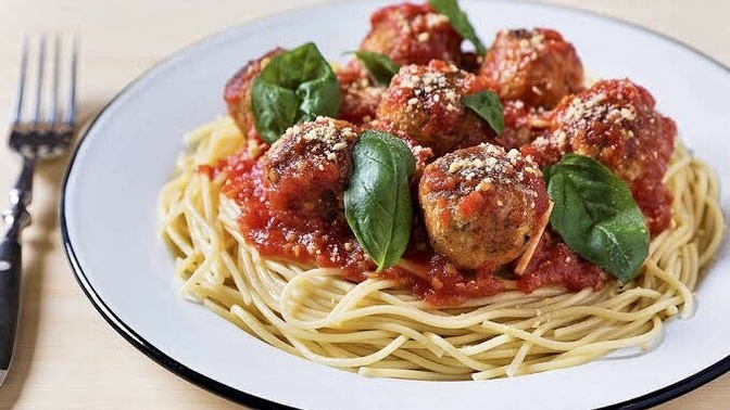 Köftenin yanına piyaz mı daha çok yakışır, spagetti mi?