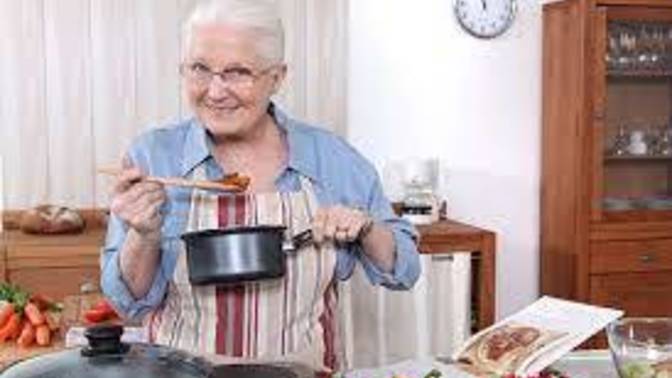 Evde yemek yaptığım halde kaynanam oğlum aç kalıyor diyerek bize yemek getiriyor. Kaynanamın yemek getirmesini nasıl önlerim?