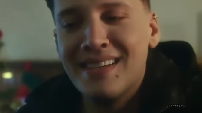 Erkek adam böyle kolye mi takar?