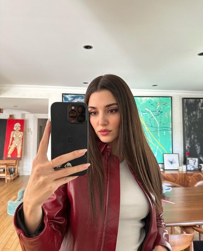 Sizce Hande Erçel’in hangi ayna pozu daha güzel? ❤️?