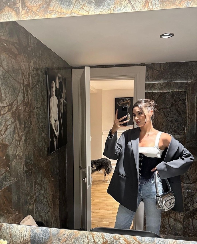 Sizce Hande Erçel’in hangi ayna pozu daha güzel? ❤️?