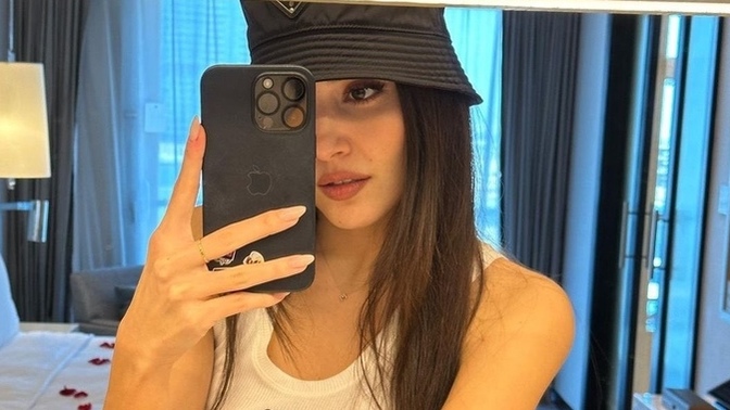 Sizce Hande Erçel’in hangi ayna pozu daha güzel? ❤️