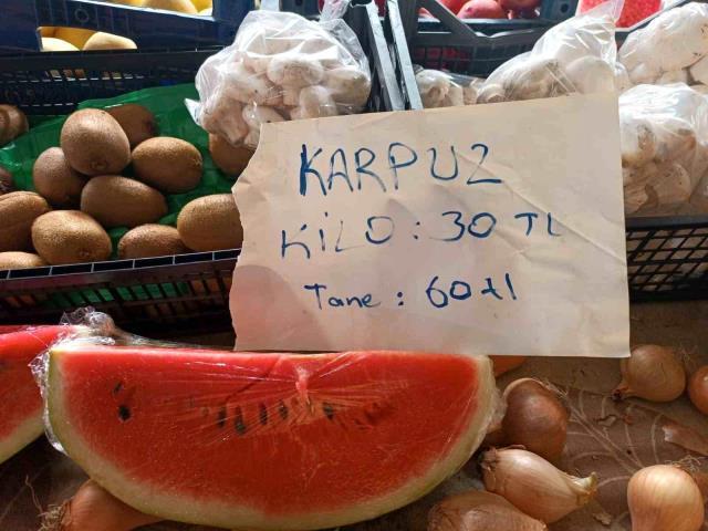 Karpuzun dilimi 60 TLden satışa çıktı! En son ne zaman karpuz yediniz?