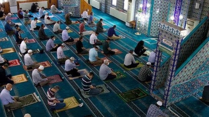 Bugün ilk teravih namazı kılınacak. Kimler teravih namazlarına gidiyor?