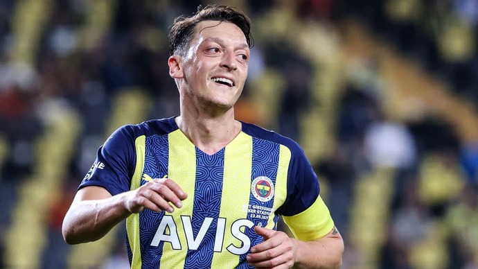 Mesut Özil futbolu bıraktığını açıkladı. Sizce Türk futboluna nasıl katkılarda bulundu?
