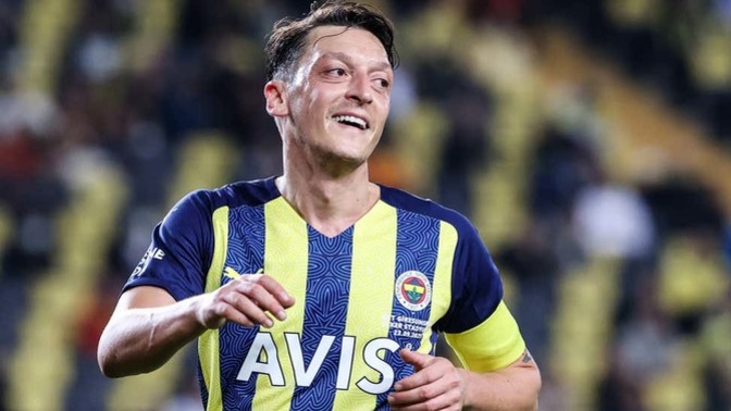 Mesut Özil futbolu bıraktığını açıkladı. Sizce Türk futboluna nasıl katkılarda bulundu?