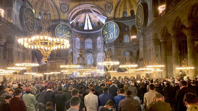 Teravihte huyu huyuma, dengi dengime bir hatun bulabilir miyim? Teravih çıkışı dondurma yemez miyiz?