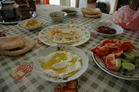 Sahurda kahvaltı sofrasını mı yoksa yemekli bir sofrayı mı tercih edersiniz ?