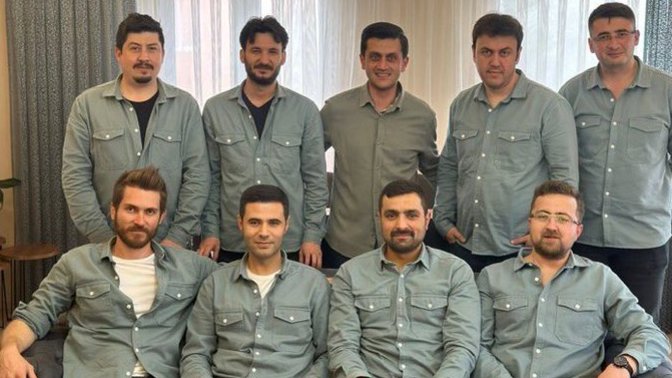 Afyon'da 9 erkek eşlerinin önerisiyle aynı gömleği giyip davette pişti oldular. Bir ortamda pişti olmak sizi rahatsız eder mi?