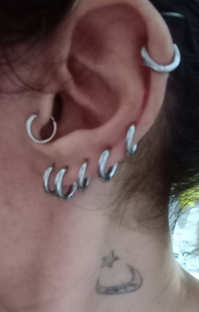 Dövme ve piercing insanı basit gösterir mi?