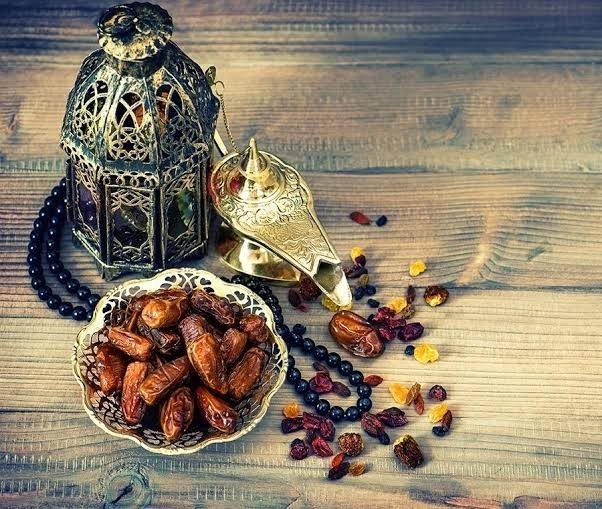 Oruçluyken yanında biri yemek yese onu uyarır mısın?