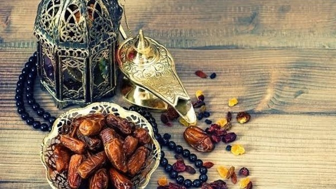 Oruçluyken yanında biri yemek yese onu uyarır mısın?