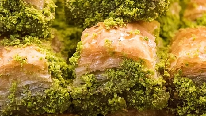Baklava dediğin fıstıklı mı olur, fıstıksız mı?