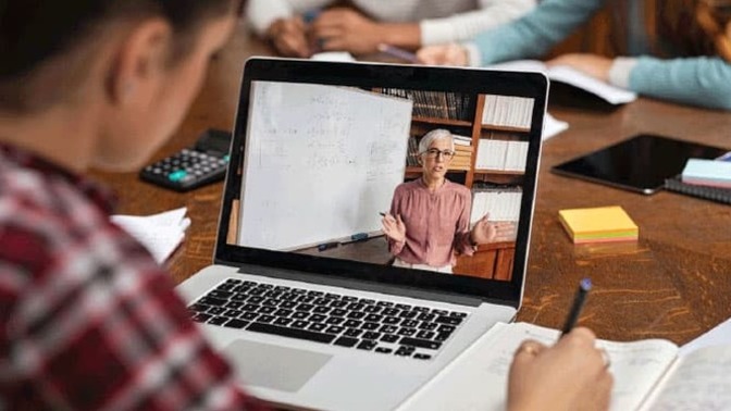 Gün boyu uzaktan eğitime maruz kalıyorum. Başım çok ağrıyor, olumsuz etkiliyor. Bu süreci yaşayan var mı? Neler önerirsiniz?