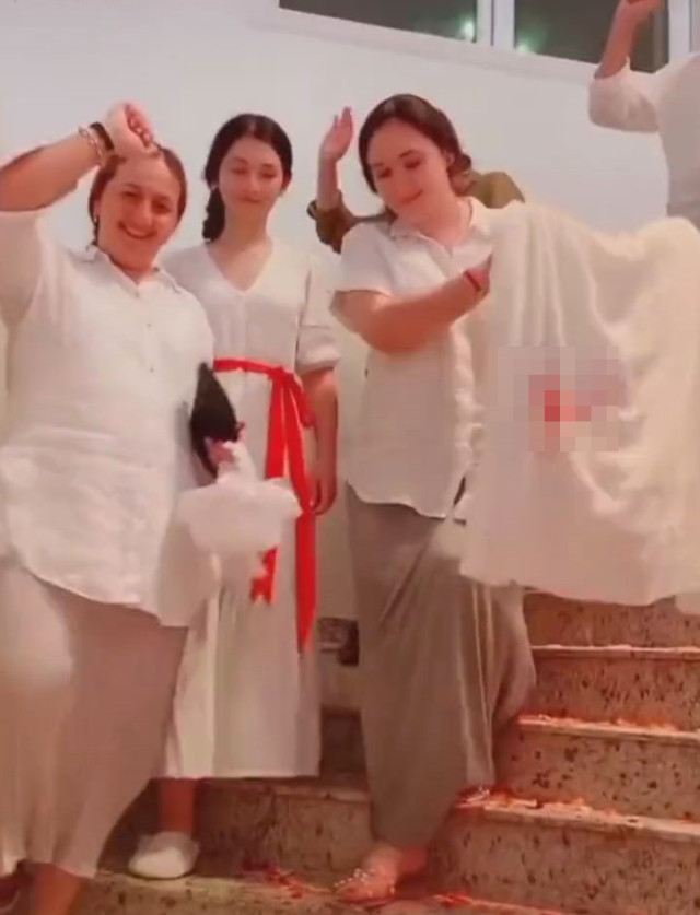 Gerdekten sonra gelinin yanında rezil hareket! Böyle gelenek mi olur?