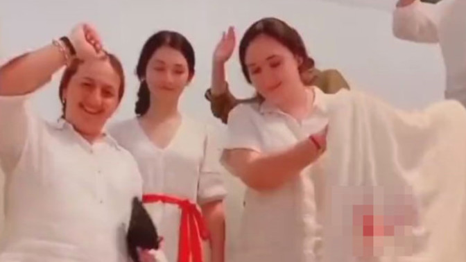 Gerdekten sonra gelinin yanında rezil hareket! Böyle gelenek mi olur?