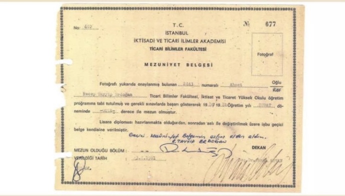 Cumhurbaşkanı Erdoğan mezuniyet diplomasını kamuoyuna paylaştı, ne düşünüyorsunuz?