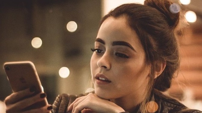 Şarjının bittiğini söyleyerek senin telefonunu kullanmak isteyen sevgiline/eşine telefonunu verebilir misin?