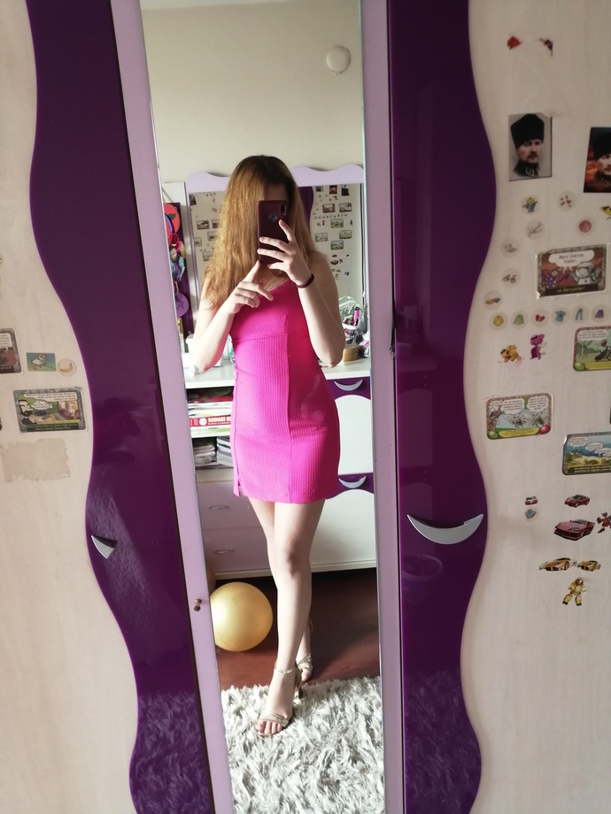 Hangi renk elbise daha güzel?