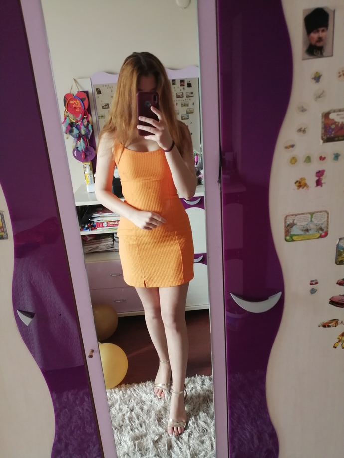 Hangi renk elbise daha güzel?
