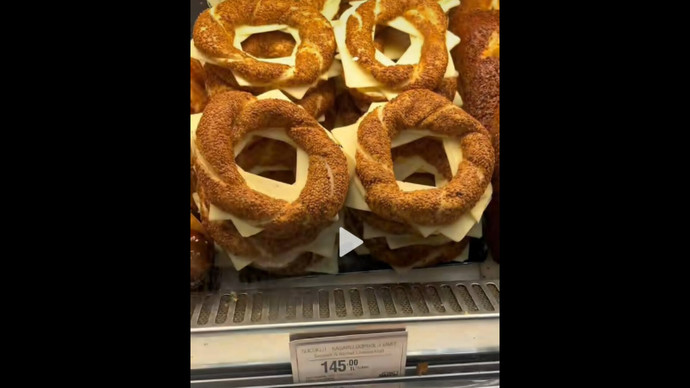İstanbul Havalimanı Simit Sarayı Kaşarlı Simit 145 Lira! Sizin bu konu hakkında ki düşünceleriniz nedir?